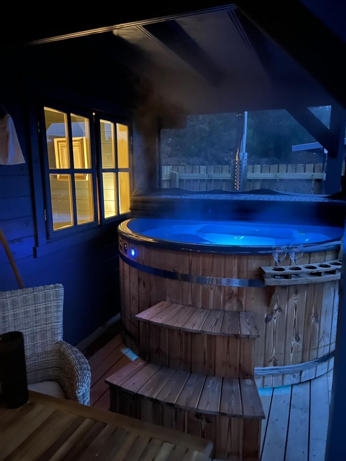 Retreat Hot Tub Highland Cabin Inverness Exterior photo